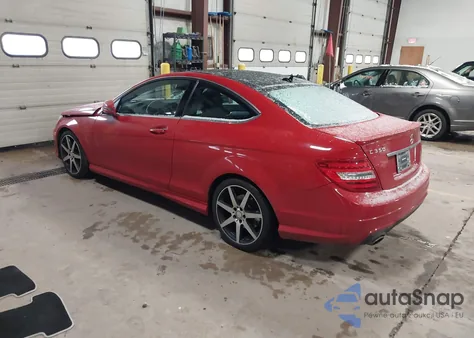 2015 Mercedes-Benz C 350 Sport 4Matic z USA, uszkodzony, nr VIN WDDGJ8JB3FG404409